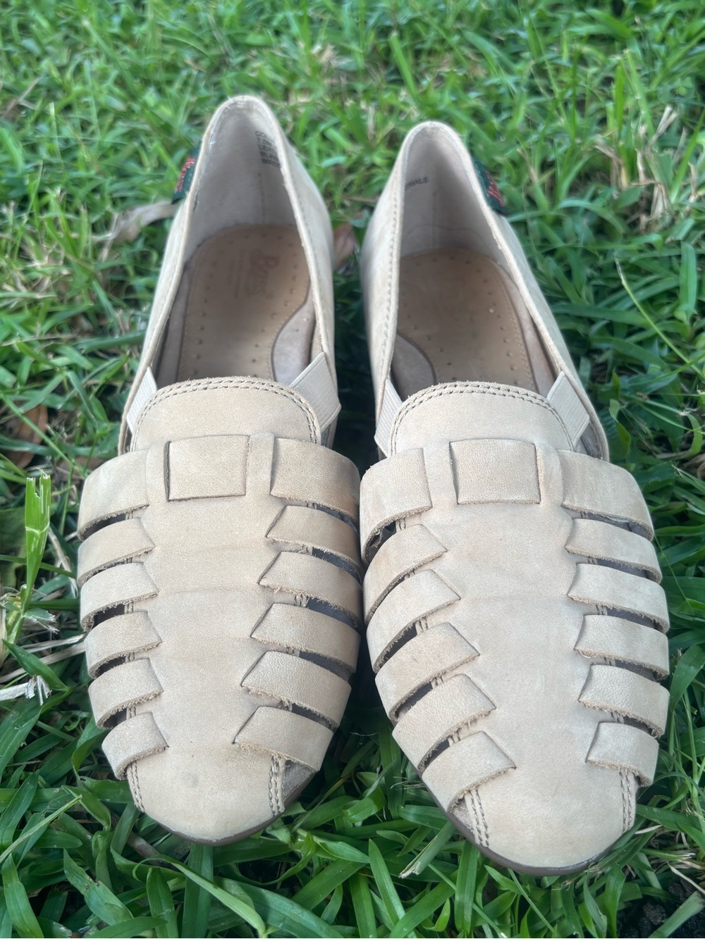 Leather Bass Colleen Hemp huarache-style loafers are a women's size 7.5